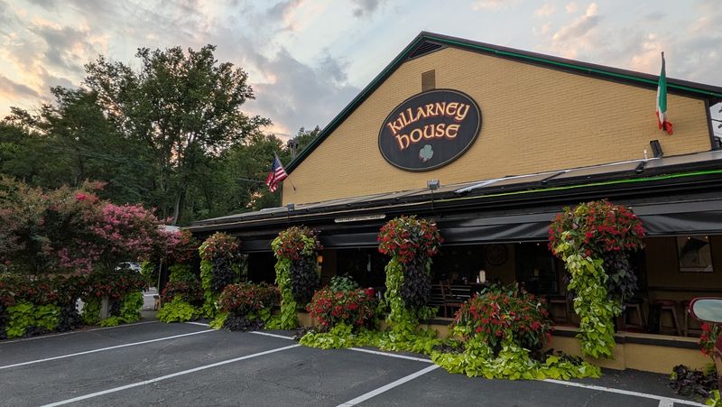10 Wonderfully Weird Themed Restaurants In Maryland Where Dinner Becomes An Adventure - Decor Hint Killarney House, Davidsonville