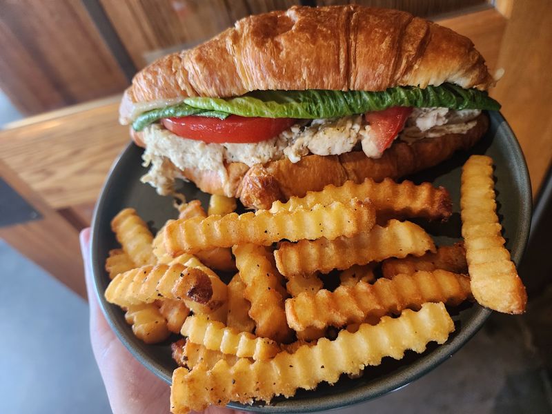This Tennessee Eatery Has A Completely Gluten-Free Menu Packed With Comfort Food - Decor Hint Yes, The Fries Are Safe, And That's A Big Deal