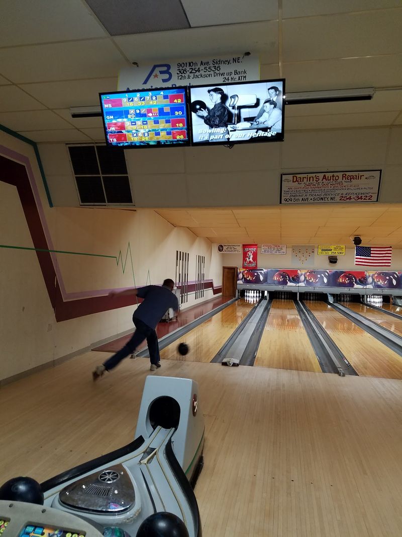 This Small-Town Nebraska Bowling Alley Is The Only Place To Roll A Strike For Miles - Decor Hint Well-Kept Lanes That Keep The Ball Rolling Straight