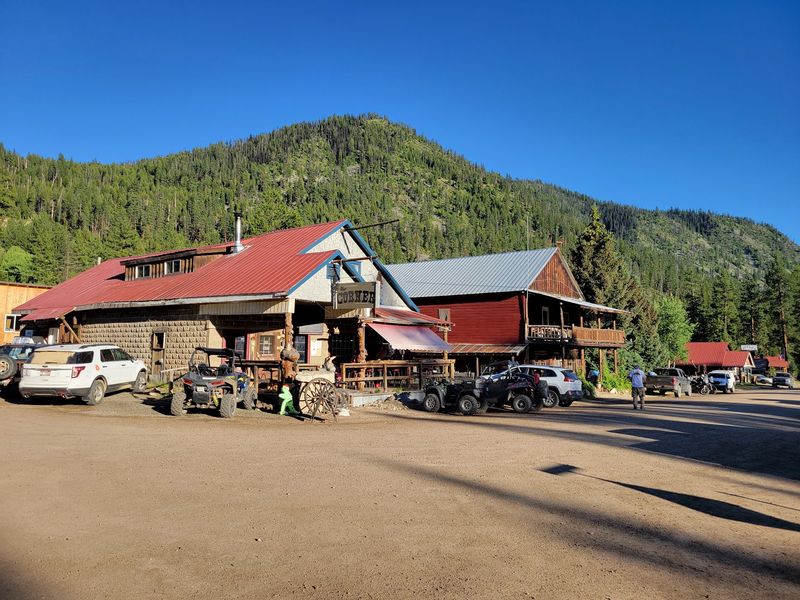 Fewer Than 20 People Still Live In This Idaho Mining Town At The End Of A Long Dirt Road - Decor Hint Who Will Love The Trip Most