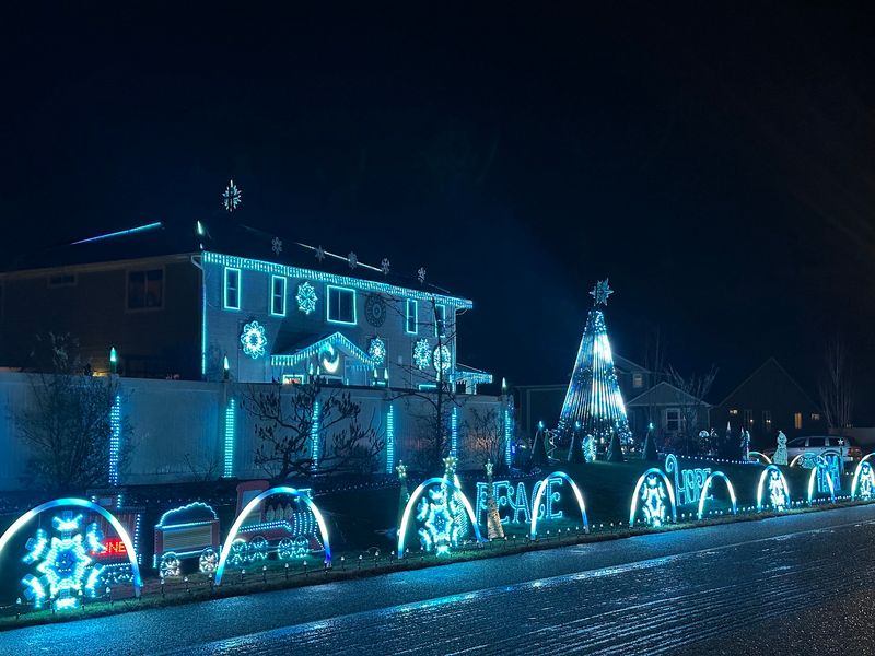 This Free Idaho Christmas Light Show Dances To Music Every Winter, From Carols To Taylor Swift - Decor Hint Hot Cocoa And Neighborly Holiday Spirit