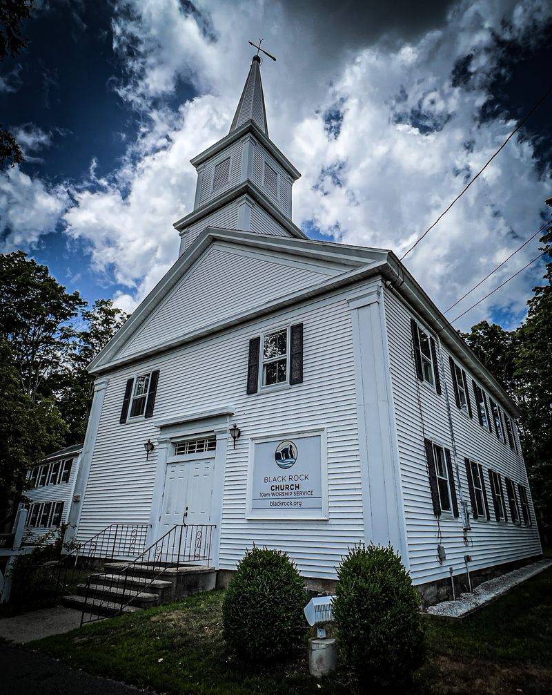 The Legend Of A Ghostly Lady In White Has Made This Connecticut Cemetery Famous For Paranormal Encounters - Decor Hint Daylight Hours Show A Surprisingly Sunny Side
