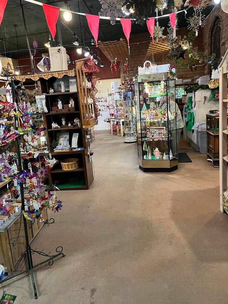 Cozy, Crowded Aisles Make Browsing An Adventure