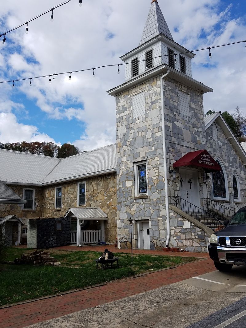 Only About 200 People Live In This North Carolina Mountain Town Where Two Waterways Meet Near A Historic Downtown - Decor Hint Browse Handmade Pottery, Local Art And Appalachian Crafts Along Front Street
