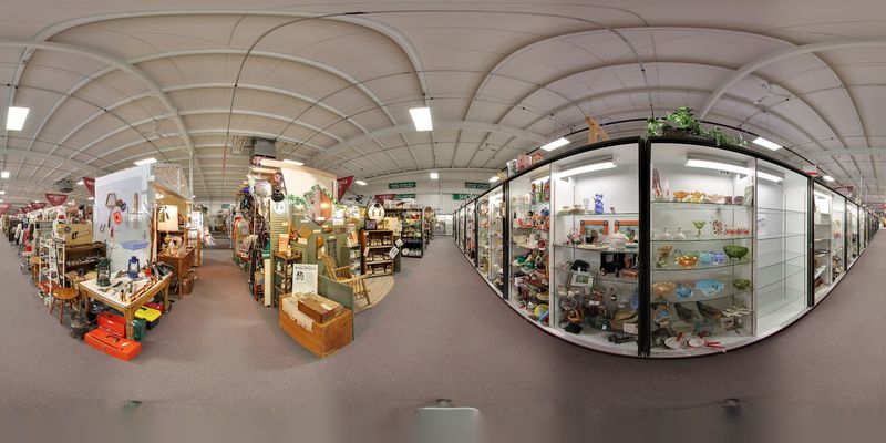 This Enormous Nebraska Antique Mall Fills Endless Aisles With Hundreds Of Dealer Booths Every Day - Decor Hint Three Ways Dealers Show Off Their Goods