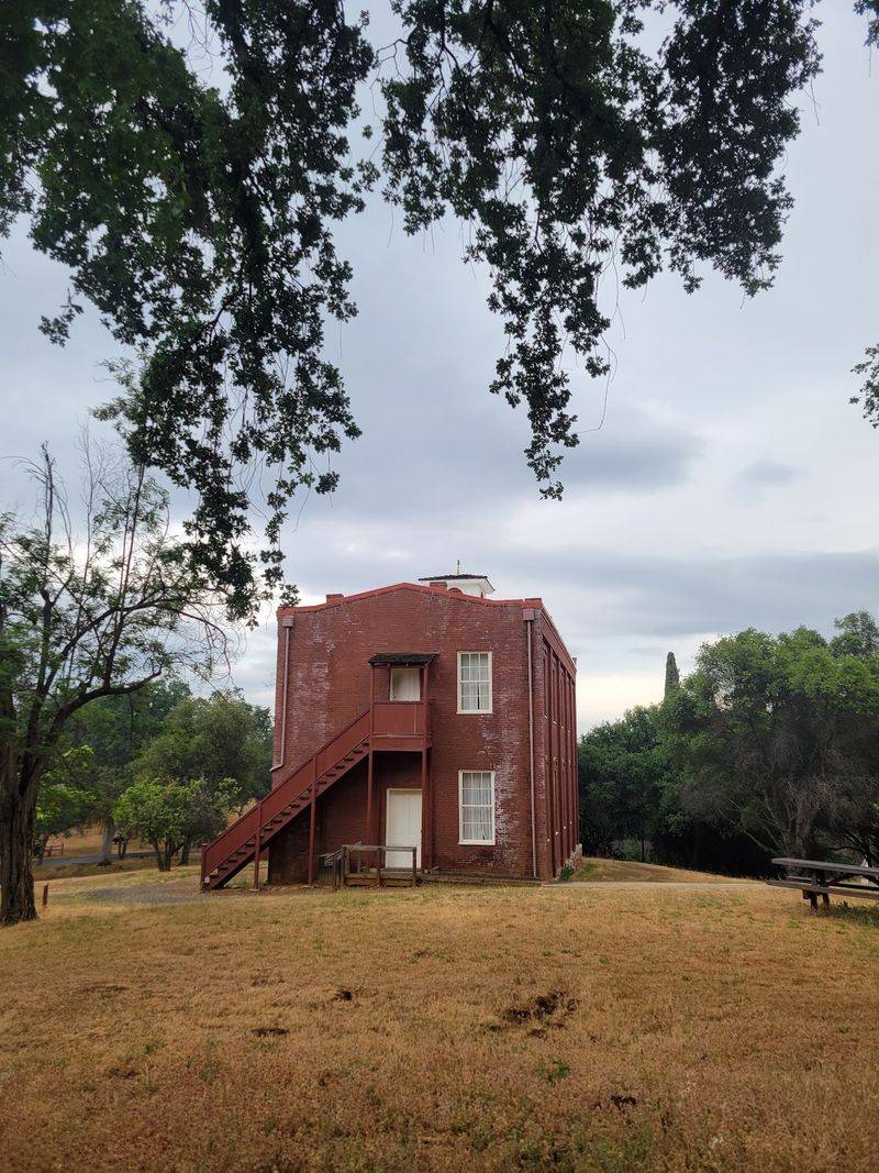 Columbia Cemetery, Columbia