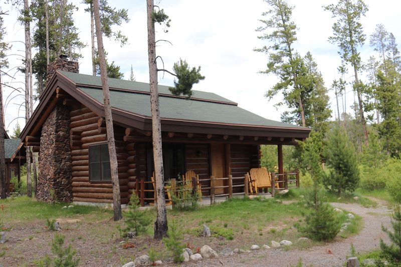 This Idaho Lodge Offers Rustic Cabins Right On The Water, With Mountains All Around - Decor Hint Cabins Built In The 1930s That Still Steal The Show