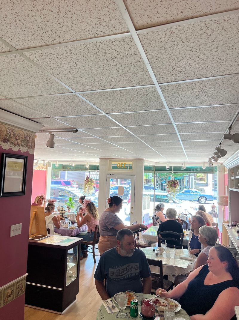 The Beautiful Charming Kentucky Tearoom That Feels Like Stepping Into England - Decor Hint A Welcoming Atmosphere That Feels Like Home