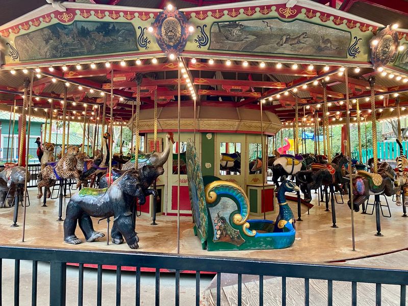 A Mile-Long Holiday Lantern Wonderland Returns To Georgia This November - Decor Hint Your Holiday Card Photo Just Found Its Backdrop