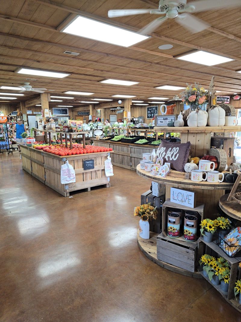 This Kentucky Apple Orchard Was Named The Best Place In The State To Go Apple Picking - Decor Hint A Tobacco Barn Got A Sweet Second Life As The Market