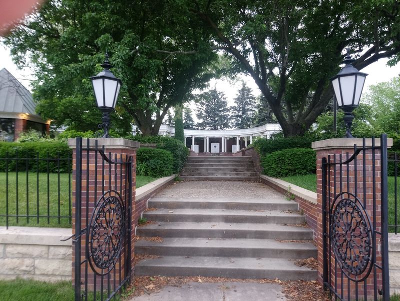 Gerald Ford Was Born In Nebraska And The Spot Is Now A Quiet Rose Garden - Decor Hint Columns That Borrow A Little White House Swagger