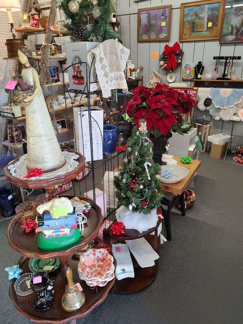 10 Kentucky Antique Malls Perfect For Early Holiday Shopping In 2026 - Decor Hint Route 27 Antique Mall