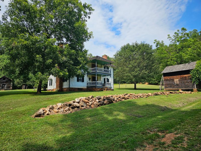 This North Carolina Fall Festival Is All About Shucking Corn, Working Gristmills, And Forgotten Farm Traditions - Decor Hint Hundreds Of Apple Varieties Grow In One Remarkable Orchard