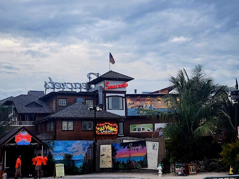 10 Wonderfully Weird Themed Restaurants In Maryland Where Dinner Becomes An Adventure - Decor Hint Seacrets, Ocean City