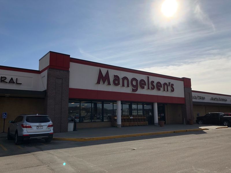 5 Nebraska Christmas Shops That Keep Ornaments Stocked Every Single Day Of The Year - Decor Hint Mangelsen's