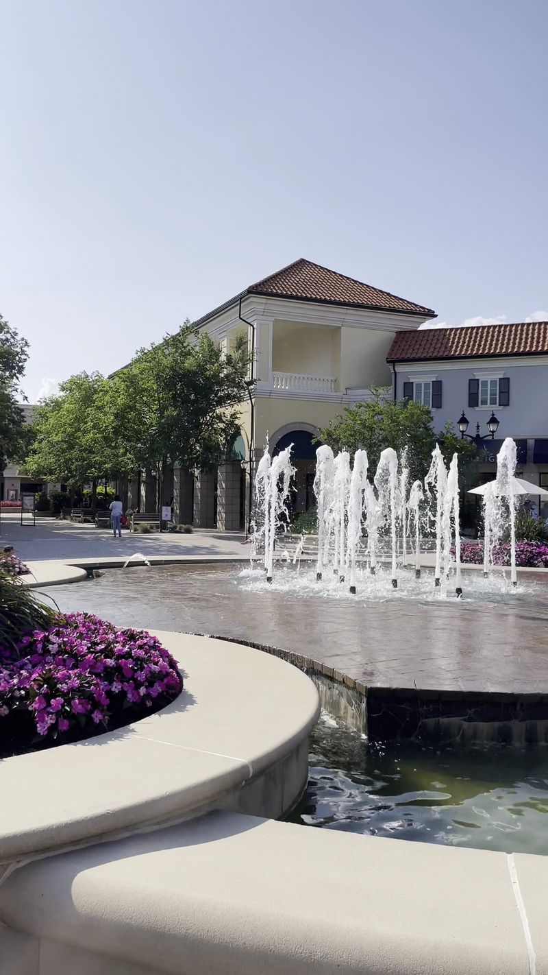 The Massive Outlet Mall In New York That Makes A Shopping Road Trip Feel Worthwhile - Decor Hint Over 95 Stores Means Your Shopping List Can Finally Relax
