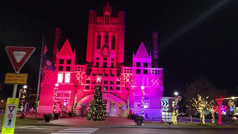 This Kentucky Town Becomes A Real-Life Christmas Card Every December - Decor Hint A Parade On A Thursday Night Sounds Odd Until You Go