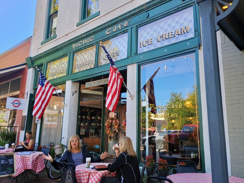 9 Charming And Cozy Georgia Food Stops Worth Visiting During Your Fall Mountain Drive - Decor Hint Picnic Cafe And Dessertery, Dahlonega