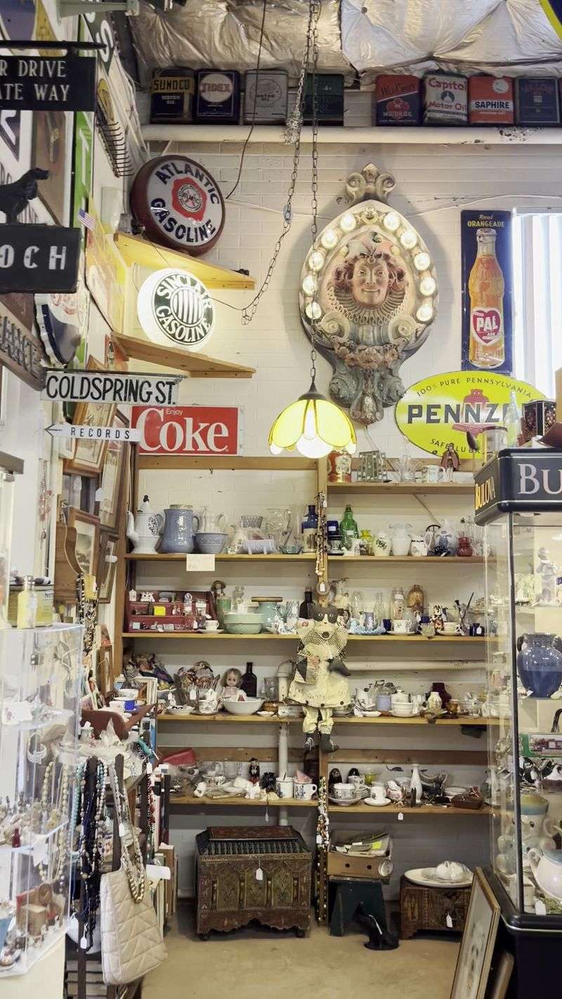 Clinton Antique Center, Clinton 
