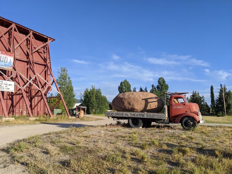 This Old-Fashioned Idaho Drive-In Has Been Serving Up Burgers, Shakes, And Movies Since The 1950s - Decor Hint License Plates, Bigfoot, And Old Cars