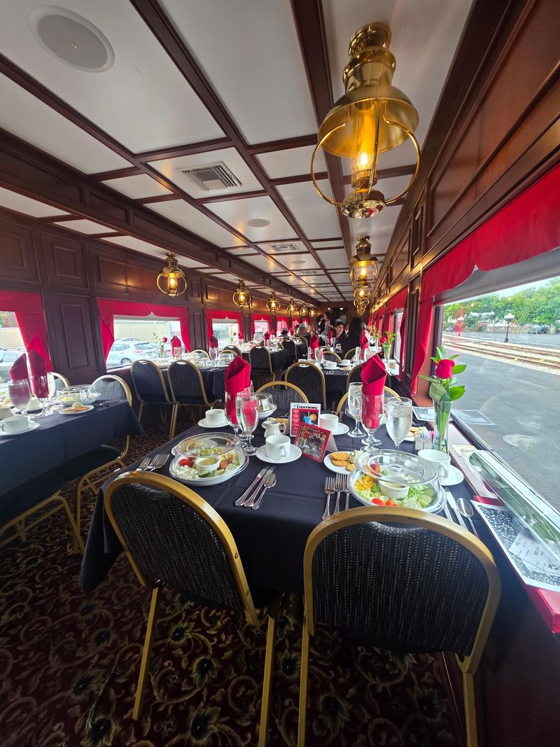 This Kentucky Dinner Train Pairs Delicious Meals With Gorgeous Countryside Views - Decor Hint Somebody Brought A Crime Mystery To Dinner