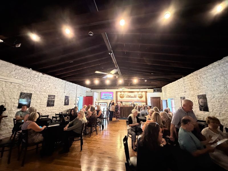 This Kentucky Dinner Train Pairs Delicious Meals With Gorgeous Countryside Views - Decor Hint The Waiting Room Is Older Than Most Kentucky Towns