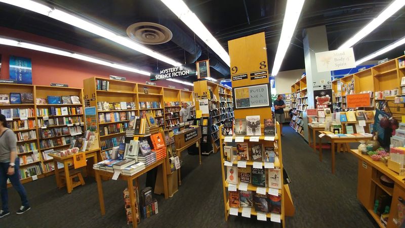 This 20,000-Square-Foot California Bookstore Is So Packed With Books You Could Browse For Hours - Decor Hint A Bookstore Big Enough To Lose Track Of Time