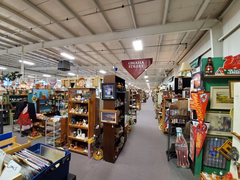 This Enormous Nebraska Antique Mall Fills Endless Aisles With Hundreds Of Dealer Booths Every Day - Decor Hint An Antique Mall So Big It Needs Its Own Street Map