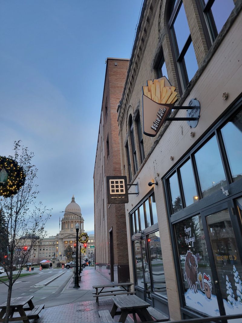 This Idaho Burger Joint Serves Purple Fries And Blueberry Ketchup, And People Love It - Decor Hint Fries In The Capitol's Shadow
