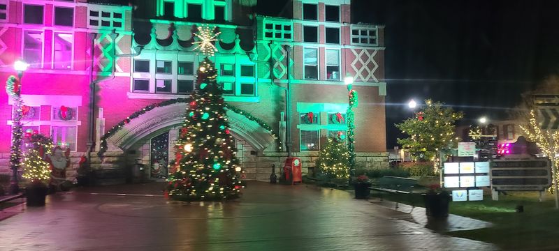 This Kentucky Town Becomes A Real-Life Christmas Card Every December - Decor Hint The Night Court Square Flips The Switch On Christmas