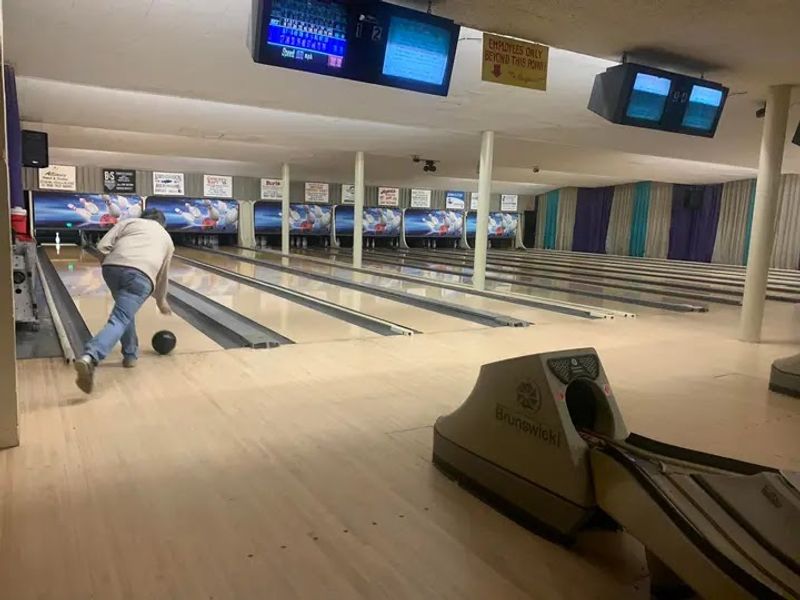 This Nebraska Bowling Alley Has Been Run By The Same Family Since 1952 - Decor Hint A Bowling Alley on Niobrara Avenue in Alliance