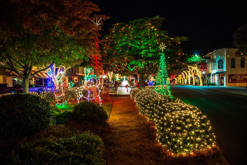 This North Carolina Town Turns Its Downtown Into A Free Christmas Wonderland With Over One Million Lights - Decor Hint A Million Lights And Not One Ticket Booth In Sight