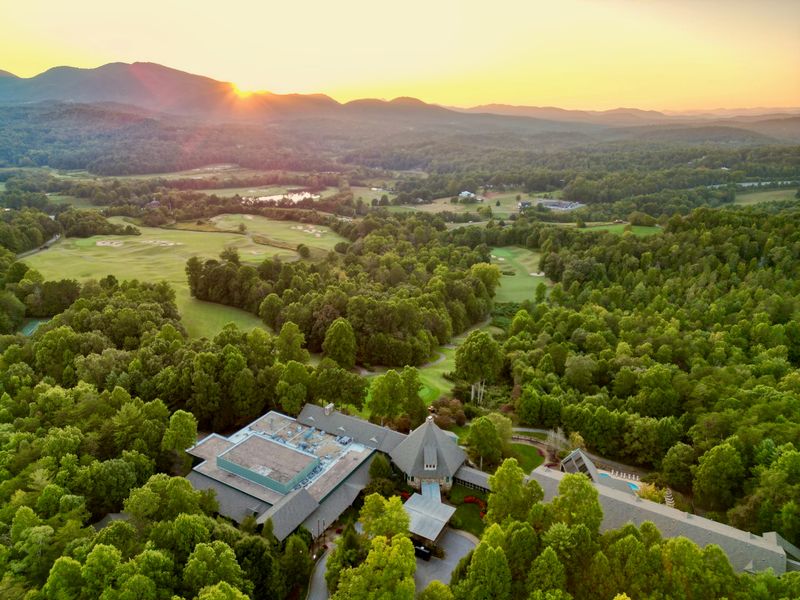 This Small Georgia Mountain Town Has A Golf Resort Surrounded By Stunning Scenery - Decor Hint A Mountain Escape Sitting High In The Blue Ridge