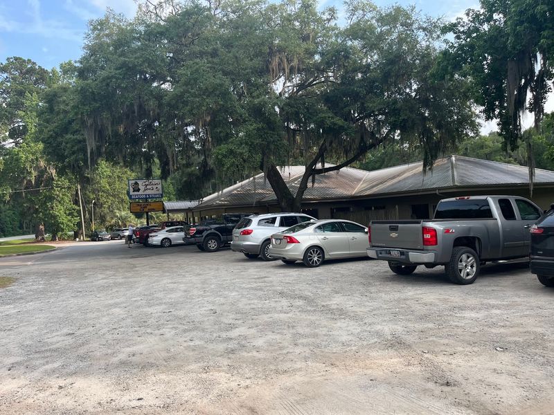 This Tiny Georgia Seafood Spot Has Fried Clams That Are Worth The Drive - Decor Hint An Old Roadside Favorite With Deep Roots