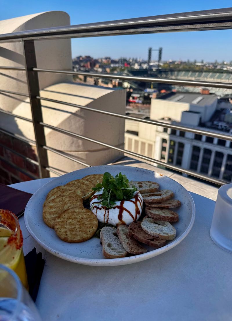 This Detroit, Michigan, Rooftop Restaurant Pairs Truffle Fries, Lamb Meatballs, And Gorgeous Views - Decor Hint Winter Igloos Above Downtown