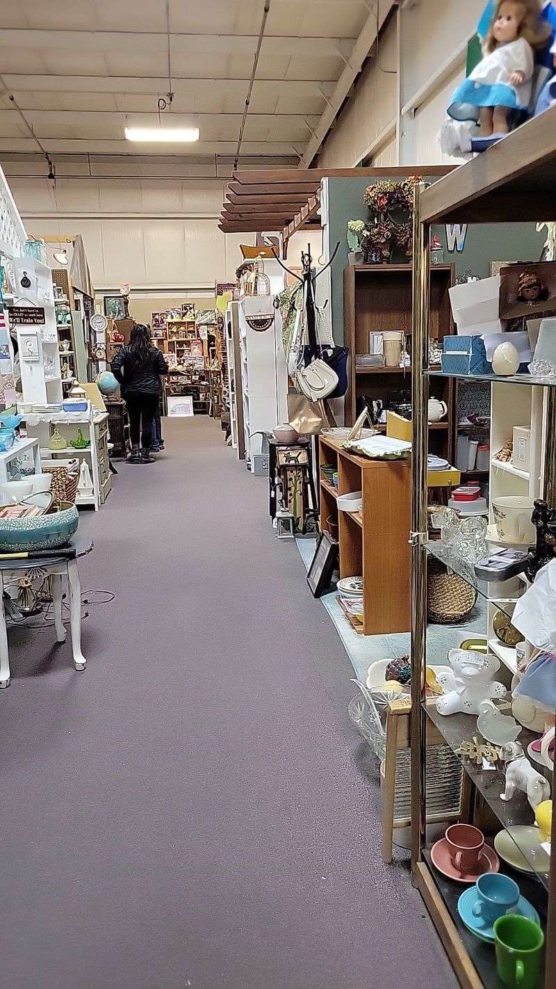 This Enormous Nebraska Antique Mall Fills Endless Aisles With Hundreds Of Dealer Booths Every Day - Decor Hint Hundreds Of Dealers, One Checkout Counter