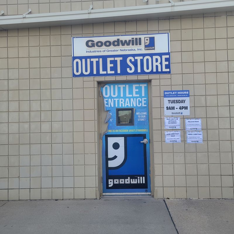 10 Giant Nebraska Thrift Stores Where Twenty-Five Dollars Still Fills Whole Bags With Finds - Decor Hint Goodwill Outlet Store