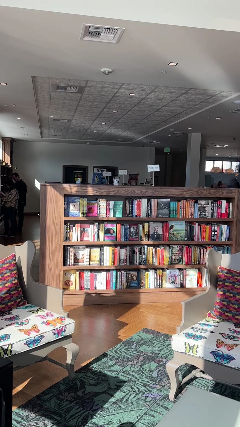 This Idaho Bookstore Has A Cozy Reading Nook Where You Sit With A Book And A Coffee Without Any Rush - Decor Hint Nooks, Corners, And Private Rooms For Every Kind Of Reader