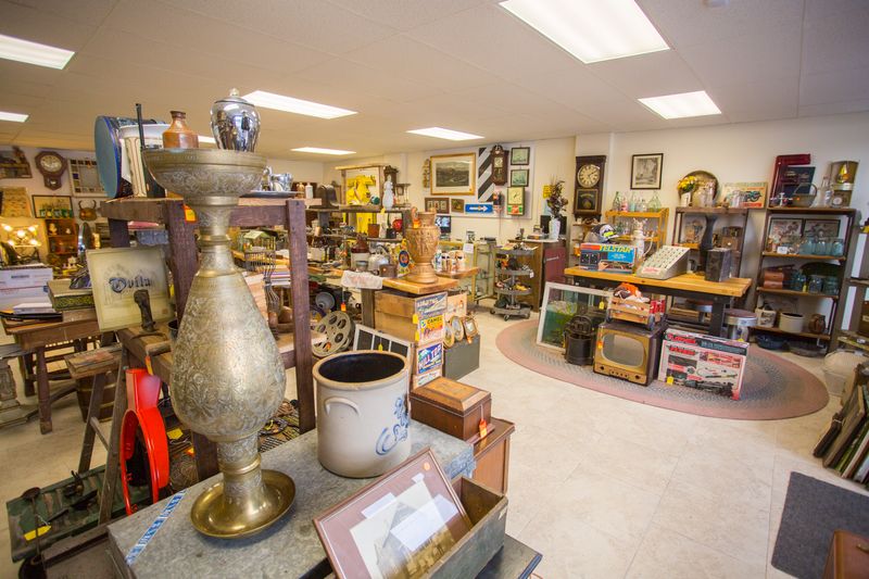 9 Secret Antique Thrift Shops In Connecticut That Most Visitors Miss - Decor Hint Turnpike Antiques & Vintage, Berlin