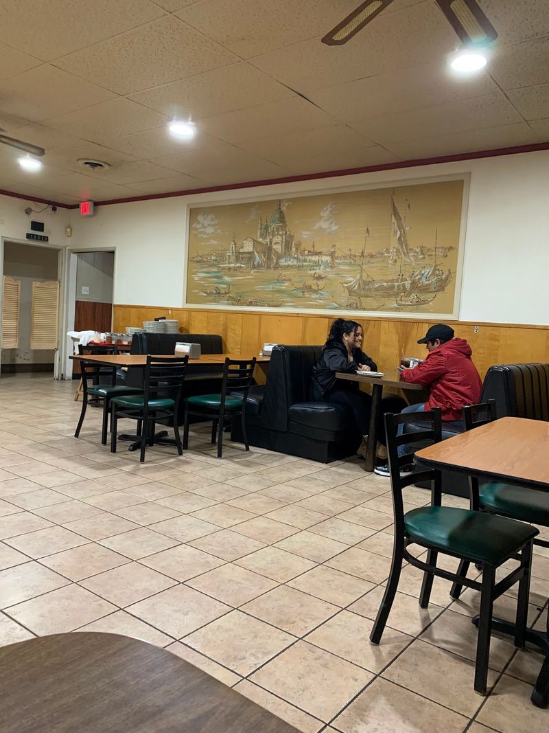 12 Old-School Italian Restaurants In Sacramento, California, Where Generous Portions Are Part Of The Tradition - Decor Hint Roma's Pizzeria