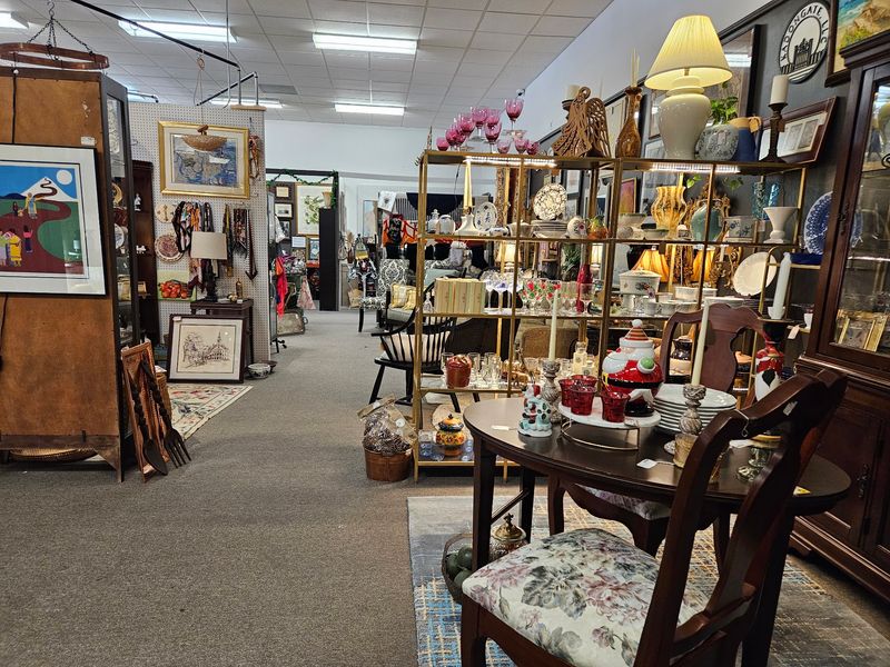 Savannah, Georgia’s 9 Top Under-The-Radar Thrift Shops For Incredible Bargains - Decor Hint Vendors On Victory