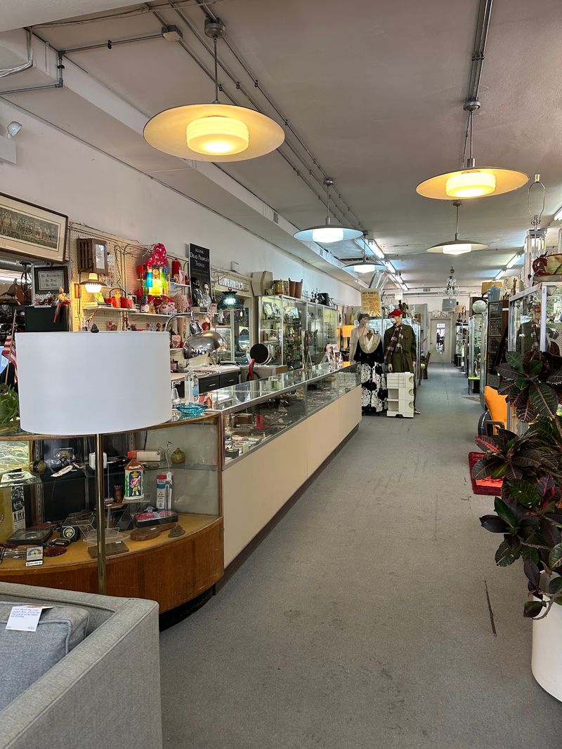 Broadway Antique Market, Chicago