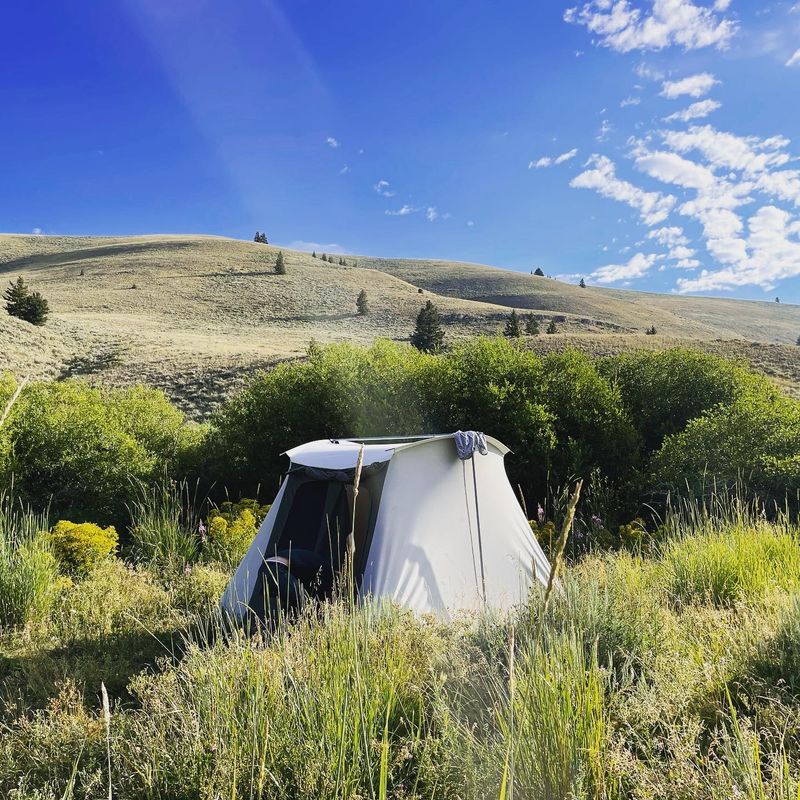 This Idaho Ranch Pairs A Fast Ride Herding About 40 Horses With A Homemade Treat Waiting Afterward - Decor Hint No Signal, No Wi-Fi, And Nobody Minding