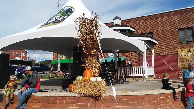 This North Carolina Town Is Celebrating 30 Years Of Rolling Pumpkins Down Main Street - Decor Hint Browse Mountain Crafts And Handmade Goods From Local Vendors