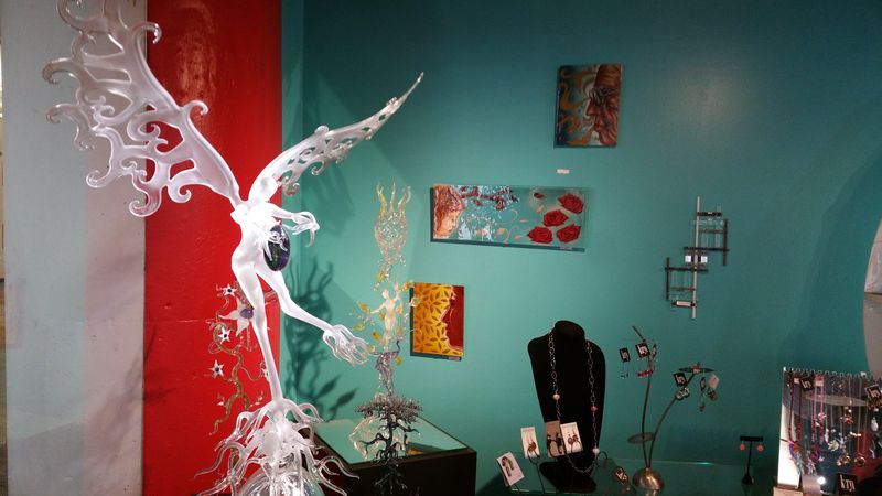 This Kentucky Glass Studio Lets You Walk In And Create Your Own Masterpiece - Decor Hint Classes For The Seriously Curious