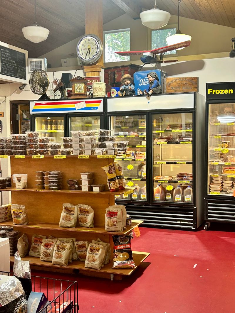 At This Amish-Style Store In Florida, You Leave With Shoofly Pie, Whoopie Pies, And Made-To-Order Deli Sandwiches - Decor Hint Supper Already Made, Amish-Style