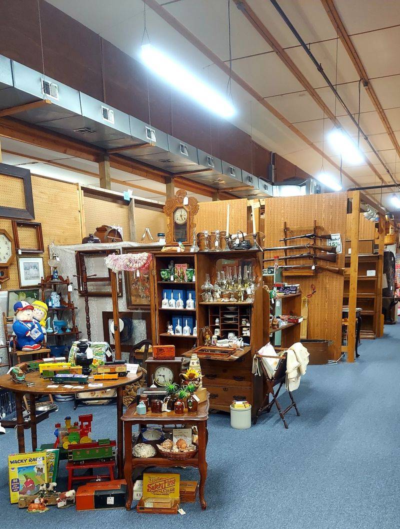 This Huge Nebraska Antique Mall Packs Vintage Treasures, Bargain Prices And A Cafe Under One Roof - Decor Hint Booth Sales That Turn Browsing Into Bargain Hunting