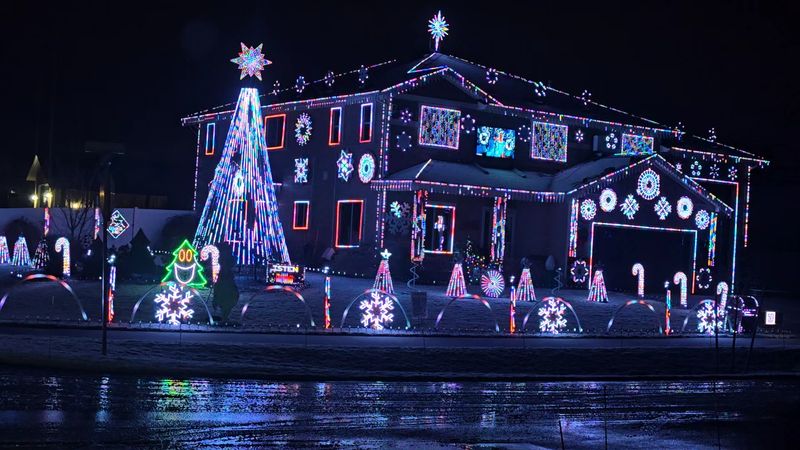 This Free Idaho Christmas Light Show Dances To Music Every Winter, From Carols To Taylor Swift - Decor Hint A Playlist That Jumps From Carols To Pop Hits