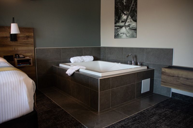 This Made-Over North Idaho Motel Now Has Fire Pits, A Pond Path, And Its Own Dog Run - Decor Hint Tiny Houses, Whirlpool Suites, And Plenty In Between