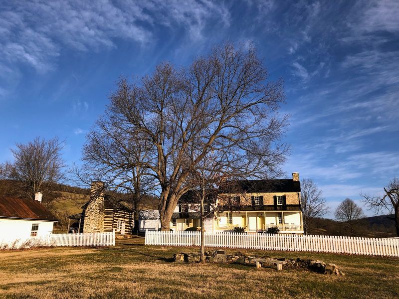 A Wealthy Virginia Philanthropist Donated 1,100 Acres Of Farmland And Turned It Into A Scenic Public Escape - Decor Hint After Dark, The Real Show Begins Overhead